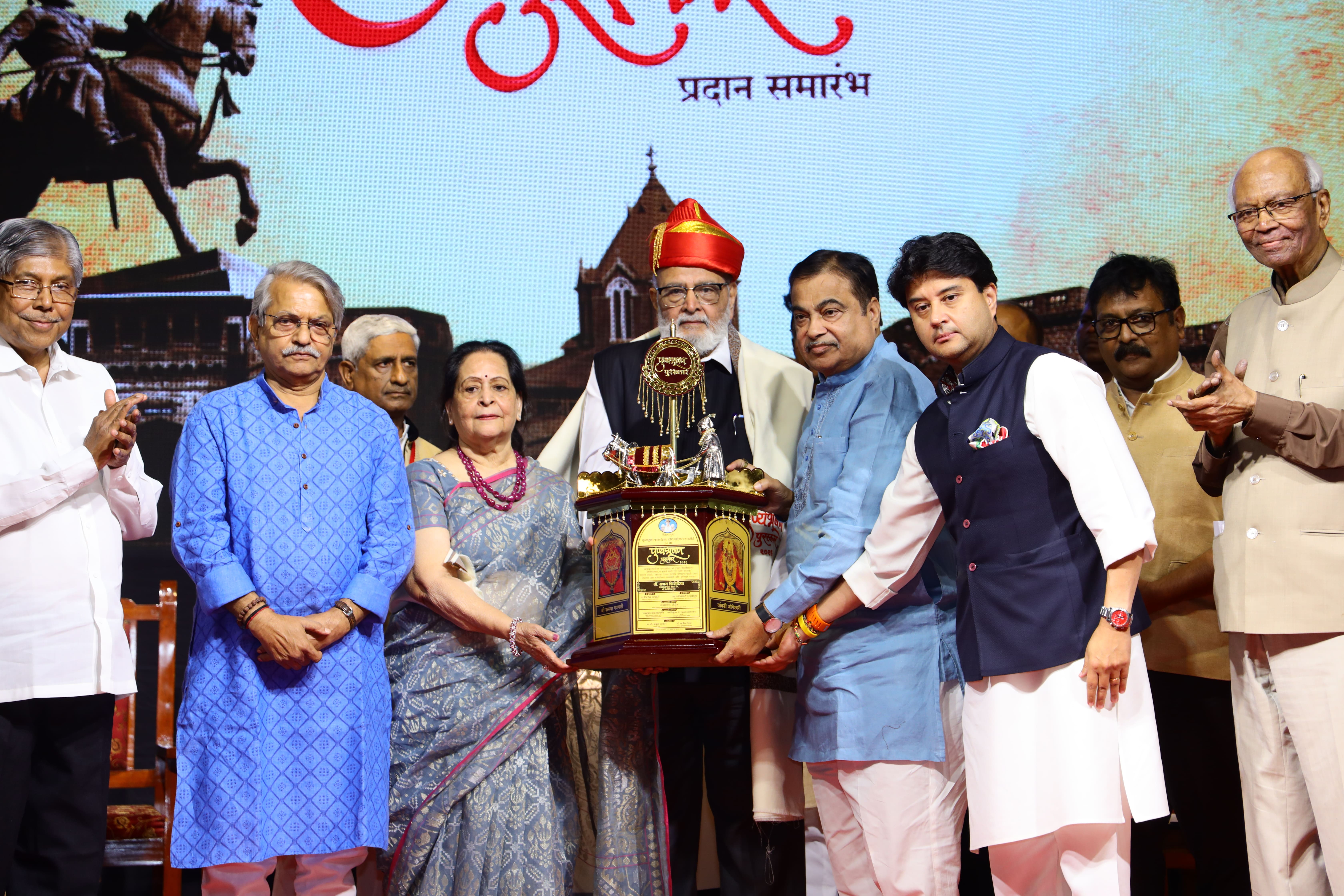 Dr. Abhay Firodia receiving the 38th Punyabhushan Puraskar